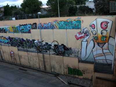 ...alternate a esempi di street art come il gigantesco uomo con la testa di un semaforo...